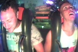 Turis Pingsan Naik Wahana Adrenalin Slingshot di Spanyol