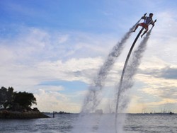Terbang Ala Iron Man di Atas Laut Singapura, Mau?