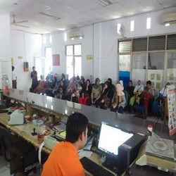 Jelang Lebaran Kantor Pos Dipadati Pengunjung, Jasa Kiriman Naik 40%