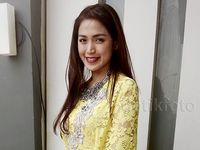 Jessica Iskandar Cantik Berkaftan Kuning