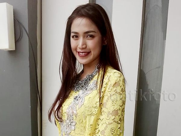 Jessica Iskandar Cantik Berkaftan Kuning