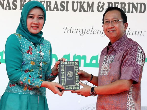 Istri Walikota Bandung Bagi-bagi Ribuan Alquran