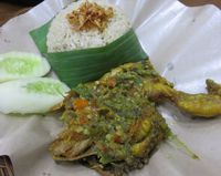 Gurih Pedas, Ayam Penyet Berlumur Sambal Rawit yang Mantap