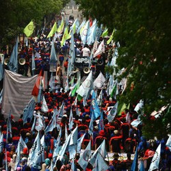 Heran, Upah Sudah Tinggi Tapi Pekerja di Batam Sering Demo