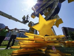 Patung Euro Ikon Frankfurt Setinggi 14 Meter Dibongkar