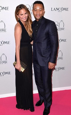 Chrissy Teigen Pamer Foto John Legend Tanpa Busana di Instagram