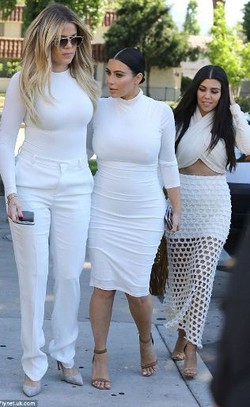 Diselingkuhi, Kourtney Kardashian Larang Scott Disick Masuk Rumah