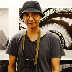 Kegalauan Hati Fotografer Dokumenter Romi Perbawa
