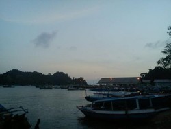 Tak Perlu ke Pulau Sempu, Pantai Sendang Biru Juga Cantik