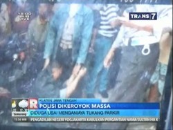 Oknum Polisi Dikeroyok Massa
