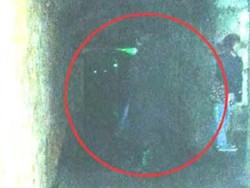 Hiii! Hantu Berjubah Terpotret Bareng Turis di Skotlandia