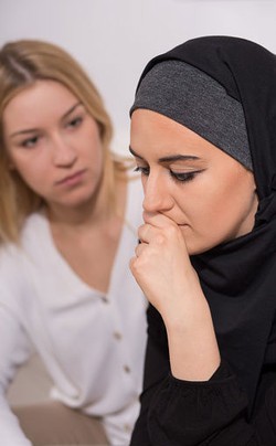 Pelayan Ini Dipermalukan dan Diusir karena Berhijab Saat Bekerja