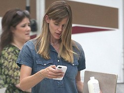 Jennifer Garner Masih Pakai Cincin Nikah Pasca Umumkan Perceraian