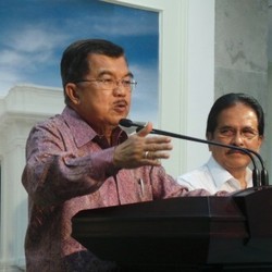 JK dan Kertas Bertuliskan Greece Crisis is Nothing