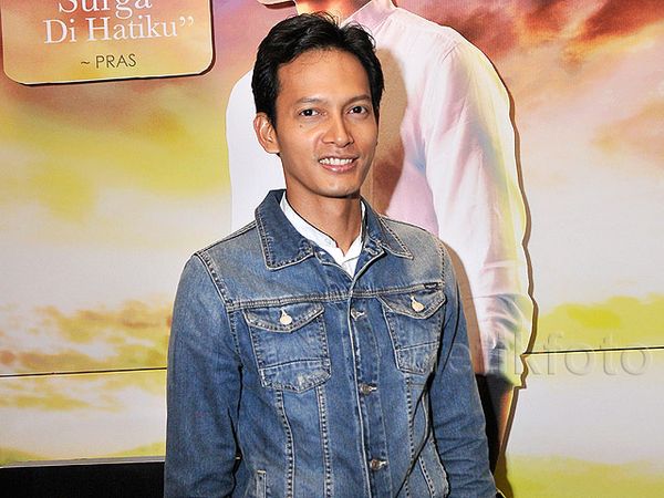 Gaya Fedi Nuril Berjaket Denim