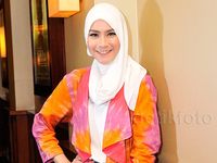 Stylish dengan Baju Tie Dye ala Zaskia Mecca