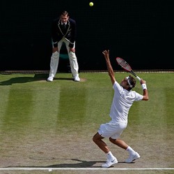 Pertandingan Sempat Diganggu Hujan, Federer Atasi Simon di Perempatfinal