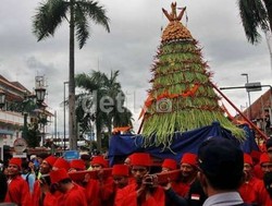 Berebut Hasil Bumi di Grebeg Syawal Yogyakarta