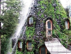Hotel Unik di Chili, Ada Air Terjun Mengalir dari Puncaknya