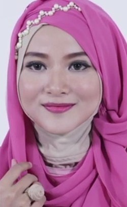 Tutorial Hijab Pashmina Menutup Dada ala Ussiy Noura