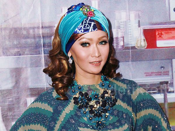 Gaya Inul Daratista Berkaftan di Bulan Ramadan