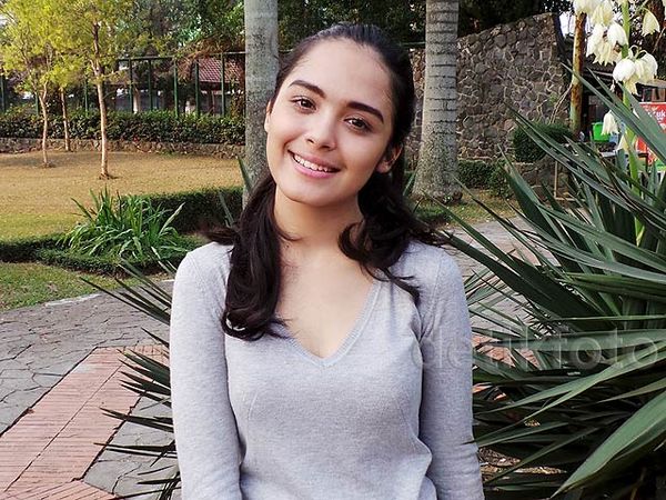 Vebby Palwinta, Senyuman Kamu Manis Banget Sih