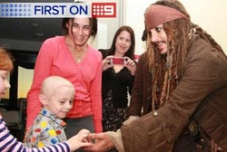 Asyik, Pasien Anak di Rumah Sakit Ini Didatangi Kapten Jack Sparrow