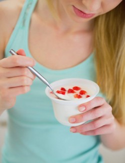 Yogurt Bisa Bantu Turunkan Berat Badan, Asal...