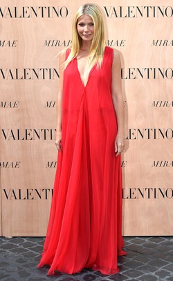 Selfie, Gwyneth Paltrow Cium Desainer Ini Saat Fashion Show di Italia
