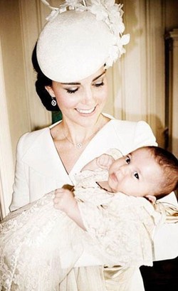 Digendong Kate Middleton, Ini Foto Resmi Terbaru Putri Charlotte
