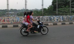 Mendirikan Standar Ganda Saja Tidak Bisa, Apalagi Naik Motor