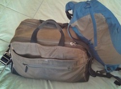 Traveler Ini Keliling Dunia Hanya Pakai 2 Tas Kecil!