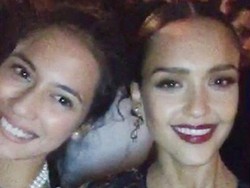 Lagi Marshanda Pamer Perut, Pevita Pearce Eksis Bareng Jessica Alba di Paris