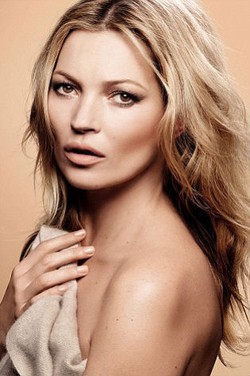Kate Moss Tampil Tanpa Busana Untuk Promosi Produk Make-Up
