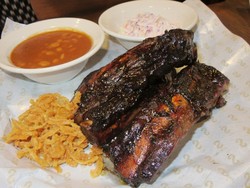 Empuk Juicy Beef Ribs BBQ a la Texas Kini Bisa Dinikmati di Holy Smokes!