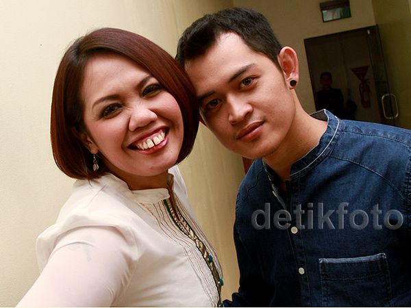 Hai Jomblo, Jangan Iri Lihat Kemesraan Ely Sugigi dan Pacarnya ini Ya