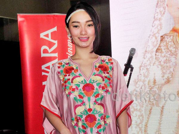 Si Eneng Nggak Seksi... Zaskia 'Gotik' Tampil Berkaftan Pink