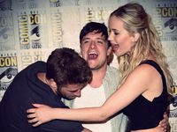 Keakraban Jennifer Lawrence, Liam Hemsworth dan Josh Hutcherson