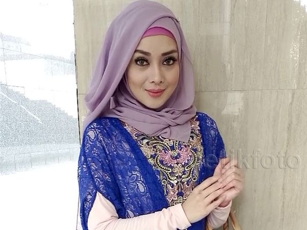 Cantiknya Terry Putri Berhijab