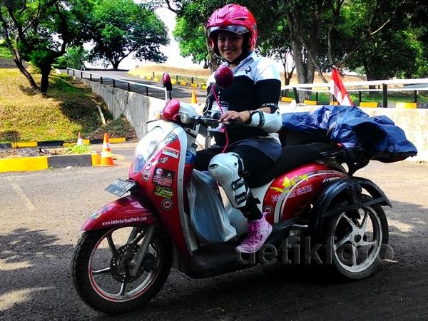 Terkena Polio, Tak Halangi Shinta Keliling Indonesia Naik Motor
