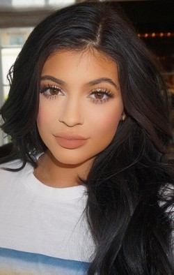 Kylie Jenner Rilis Blog, Berisi Tutorial Kecantikan