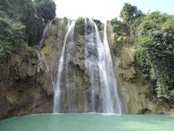 Air Terjun Cantik di Tuban, Warnanya Hijau Toska!