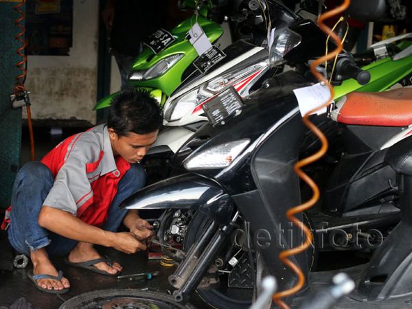 H-6 Bengkel Sepeda Motor Ramai Pengunjung