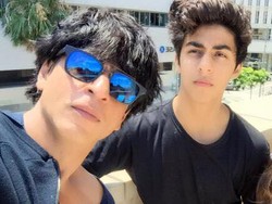 Ganteng Sih, Tapi Kok Putra Pertama Shah Rukh Khan Jarang Senyum?