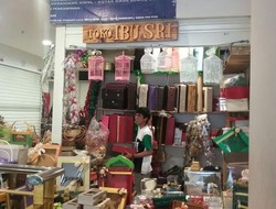 Digusur dari Stasiun, Omzet Pedagang Parcel Cikini Merosot 50%
