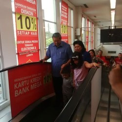 SBY dan Ibu Ani Kejutkan Pengunjung Carrefour