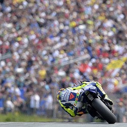 Kurang Puas dengan Hasil Kualifikasi, Rossi Fokus Incar Lorenzo di Balapan