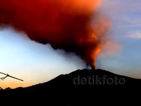 Dua Minggu, Gunung Raung Masih 'Meraung'