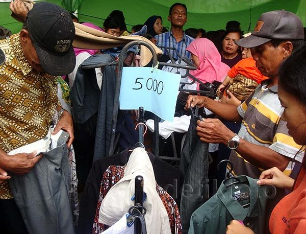 Warga Serbu Pakaian Murah