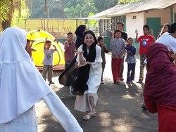 Ketika Andien Berbaur dengan Anak-anak Yatim Piatu